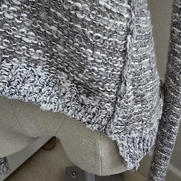 Grey and White Abercrombie & Fitch Loose Knit V-Neck Sweater SZ Med - Picture 5 of 8